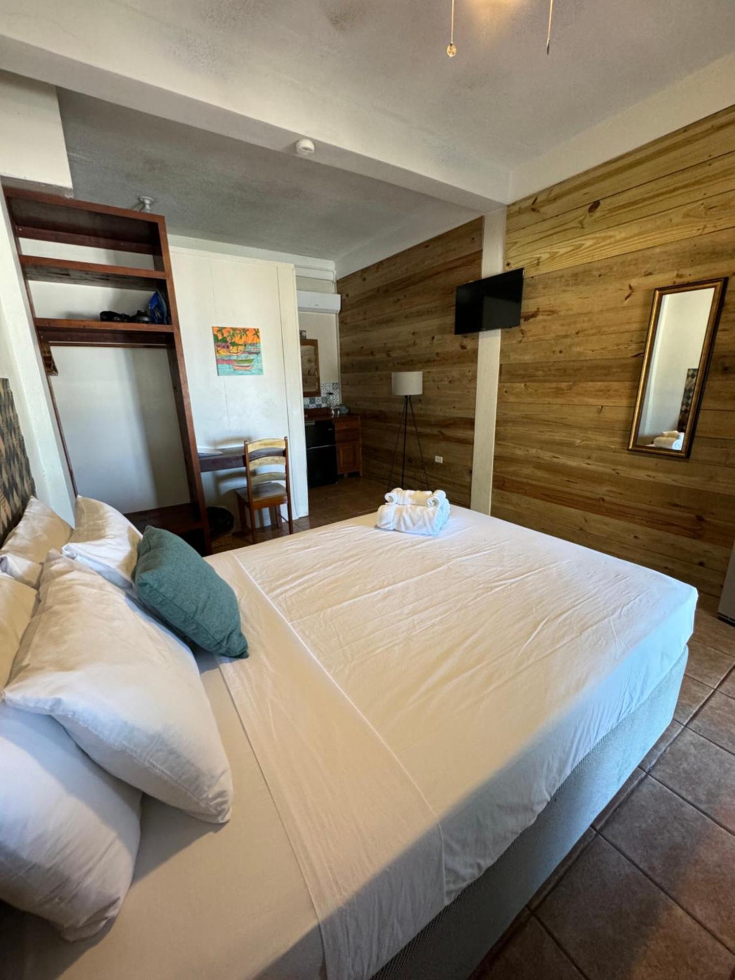 The Bounty Hotel Кайе Колкер Екстериор снимка